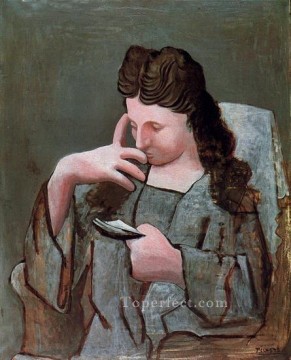 パブロ・ピカソ Painting - 肘掛け椅子に座って本を読むオルガ 1920 年キュビスト パブロ・ピカソ